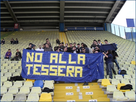 BOYS a PARMA-Lazio (Primavera). E' sorretto a mano lo striscione ''No alla Tessera''