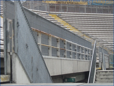 Curva Nord, stadio Tardini. Ringhiere sui parapetti