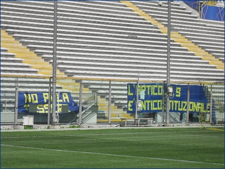 BOYS a PARMA-Lazio (Primavera). In curva nord sono appesi gli striscioni ''No alla Tessera'' e ''L'art. 9  incostituzionale''