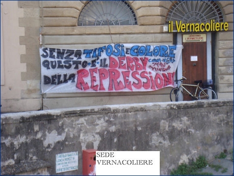 Striscione della Curva Nord di Pisa a Livorno (sede Il Vernacoliere): ''Senza tifosi e colore questo è il derby della repressione''