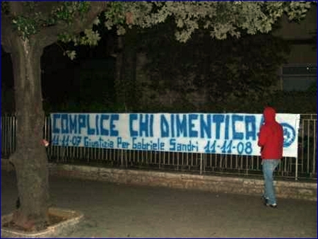 Striscione degli Allentati Fasano: ''Complice chi dimentica! 11-11-07 Giustizia per Gabriele Sandri 11-11-08''