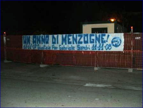Striscione degli Allentati Fasano: ''Un anno di menzogne! 11-11-07 Giustizia per Gabriele Sandri 11-11-08''