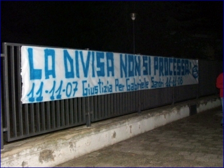 Striscione degli Allentati Fasano: ''La divisa non si processa! 11-11-07 Giustizia per Gabriele Sandri 11-11-08''