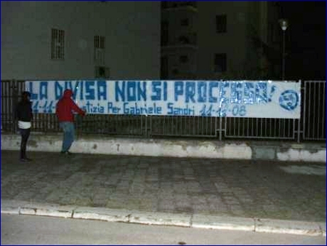 Striscione degli Allentati Fasano: ''La divisa non si processa! 11-11-07 Giustizia per Gabriele Sandri 11-11-08''