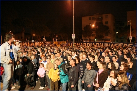 Gli ultras dell'Atalanta presentano in Curva Nord la lotteria per raccogliere fondi da destinare alle popolazioni terremotate dell'Abruzzo