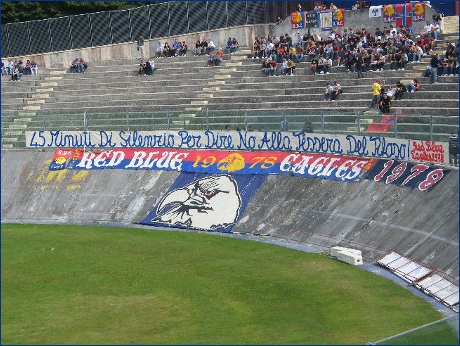 L'Aquila: striscione dei Red Blue Eagles ''45 minuti di silenzio per dire no alla Tessera del Tifoso''