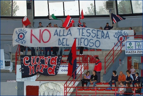 Cosenza: striscione ''No alla Tessera del Tifoso - Curva Nord - Cosenza Ultras''