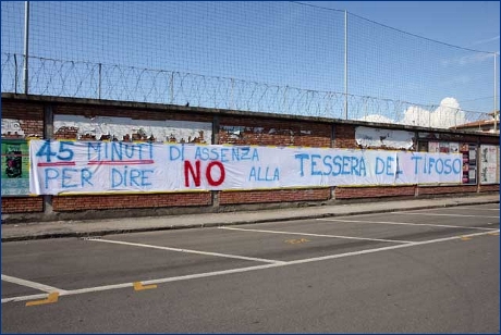 Empoli: striscione ''45 minuti di assenza per dire no alla Tessera del Tifoso''
