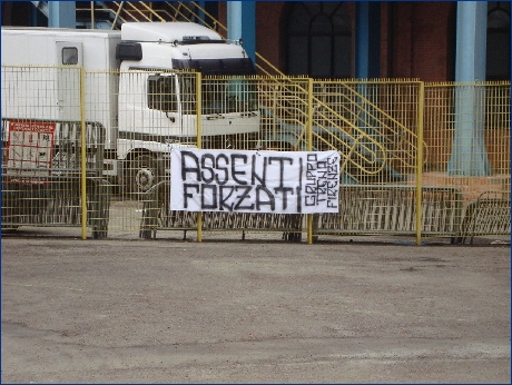 Bologna. Striscione: ''Assenti forzati. Gruppo Treno Firenze''