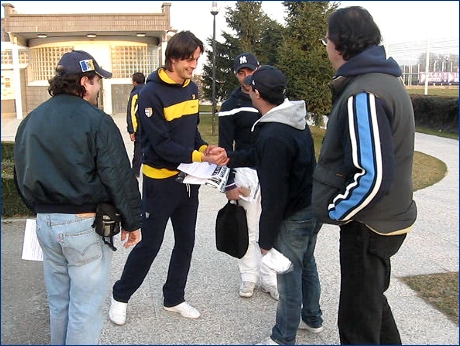 Centro Sportivo di Collecchio 28 febbraio 2009. I BOYS consegnano ai giocatori crociati la maglietta: ''No al calcio senza tifosi''