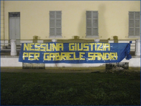 Striscione BOYS: ''Nessuna giustizia per Gabriele Sandri''