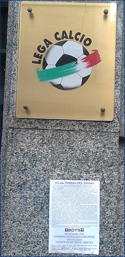 Volantino BOYS PARMA 1977 davanti alla sede della Lega Calcio a Milano. No alla Tessera del Tifoso!