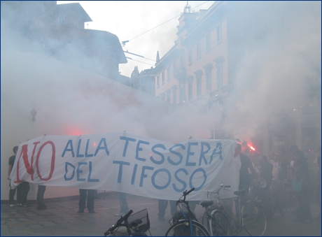 Bologna, 28 settembre 2009. Ultras in piazza contro la Tessera del Tifoso e la costruzione e privatizzazione degli impianti