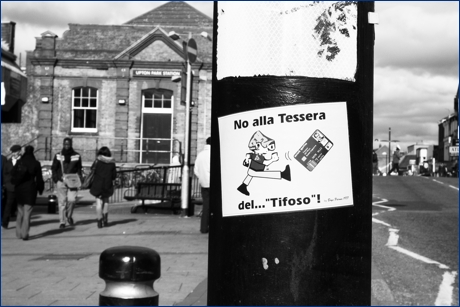 Londra, Inghilterra. Adesivo ''No alla Tessera del Tifoso'' dei BOYS PARMA 1977