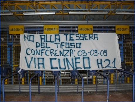 Striscione BOYS sui tornelli della Nord: ''No alla Tessera del Tifoso. Conferenza 03/09/09. Via Cuneo h. 21''