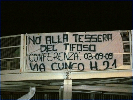 Striscione BOYS sul sovrappasso ciclopedonale di via Emilio Lepido: ''No alla Tessera del Tifoso. Conferenza 03/09/09. Via Cuneo h. 21''